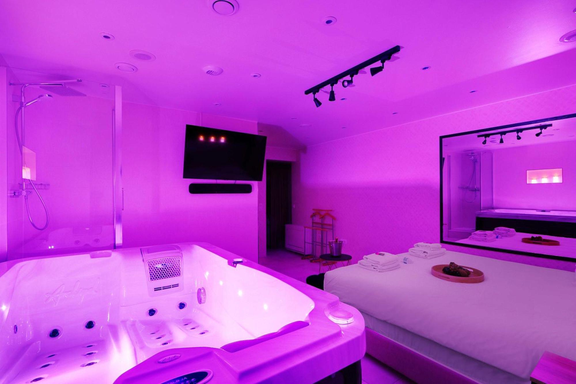 Intimate Apartment With Air Conditioner & Jacuzzi 2Br 6P Montmartre Parigi Esterno foto