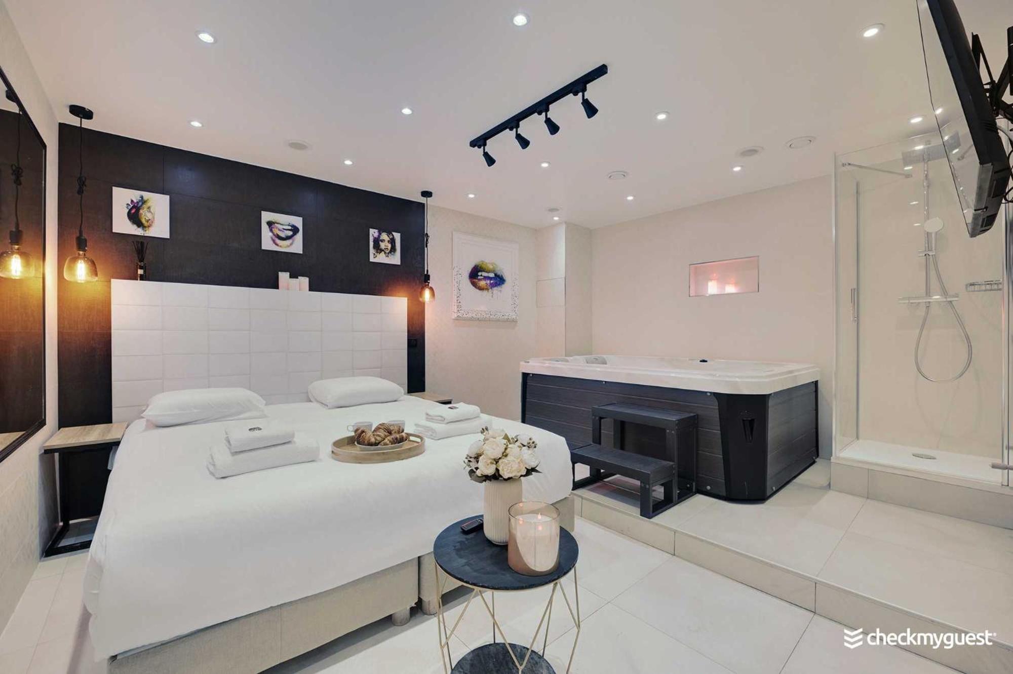 Intimate Apartment With Air Conditioner & Jacuzzi 2Br 6P Montmartre Parigi Esterno foto