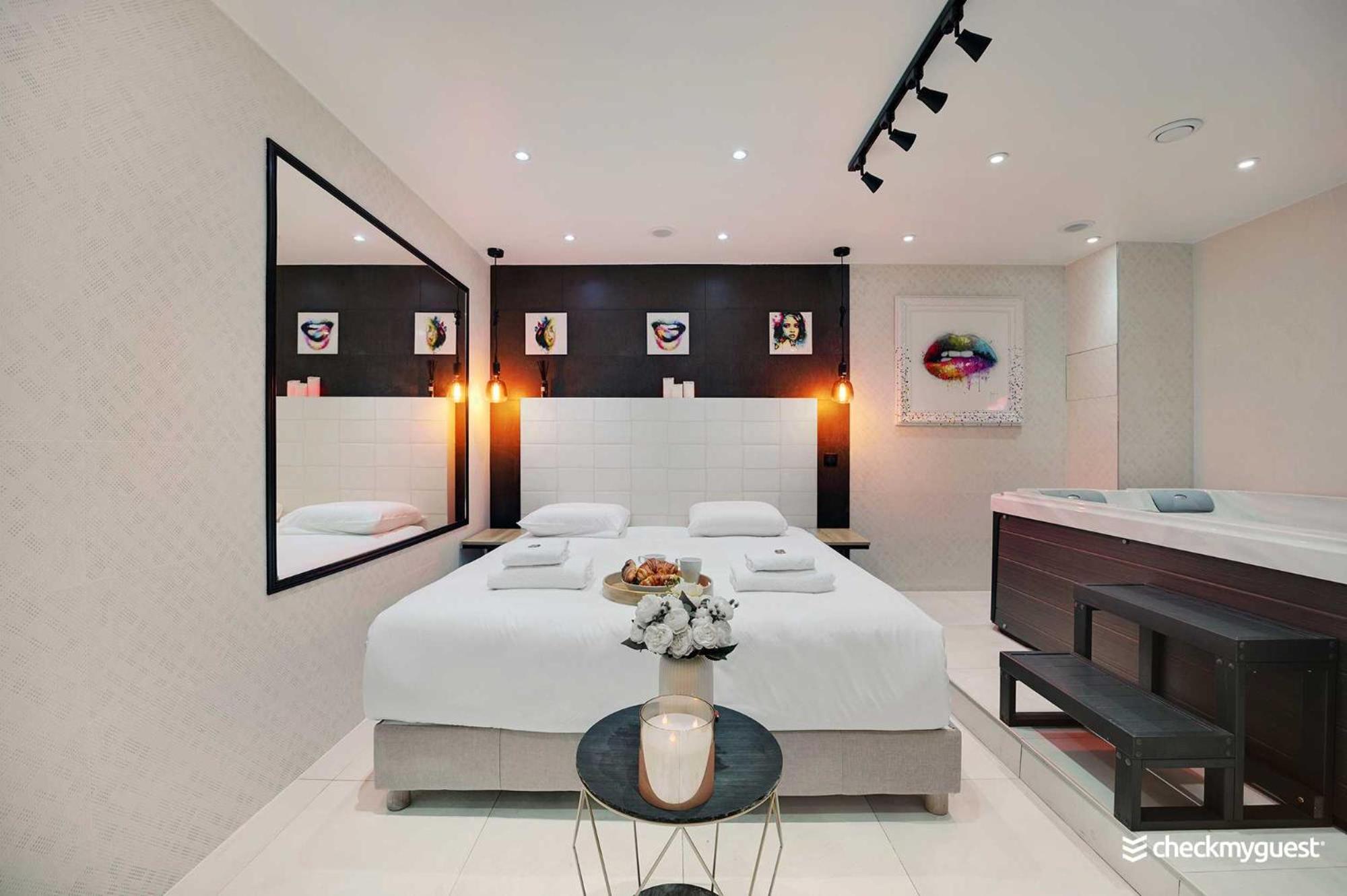 Intimate Apartment With Air Conditioner & Jacuzzi 2Br 6P Montmartre Parigi Esterno foto