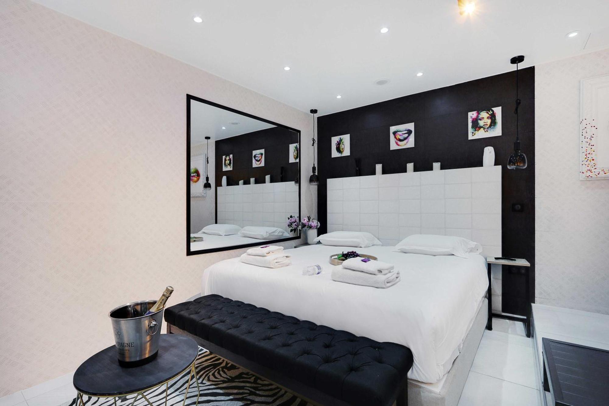 Intimate Apartment With Air Conditioner & Jacuzzi 2Br 6P Montmartre Parigi Esterno foto