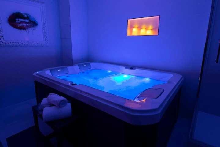 Intimate Apartment With Air Conditioner & Jacuzzi 2Br 6P Montmartre Parigi Esterno foto